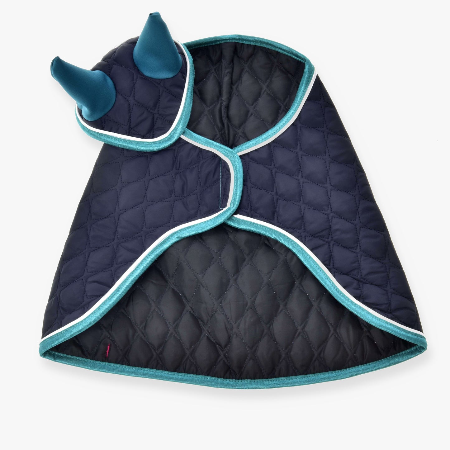 Set Supreme Turquoise od Hobby Horse LarDen, prošívaný tmavě modrý plášť s tyrkysovým lemem a kapucí se dvěma látkovými rohy, ideální jako hravá deka pro Hobby Horse nebo k použití v nápadité sadě s čabrakou.