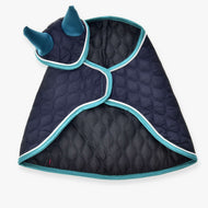 Set Supreme Turquoise od Hobby Horse LarDen, prošívaný tmavě modrý plášť s tyrkysovým lemem a kapucí se dvěma látkovými rohy, ideální jako hravá deka pro Hobby Horse nebo k použití v nápadité sadě s čabrakou.