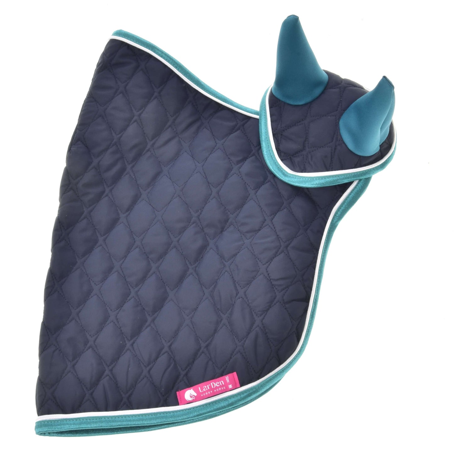 Set Supreme Turquoise od Hobby Horse LarDen, prošívaný tmavě modrý kabátek pro psa s tyrkysovým lemem, dvěma špičatými kryty uší a růžovým štítkem Lazy Den, položený naplocho na bílém pozadí.