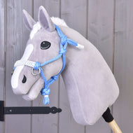 Parelka Sky od Hobby Horse LarDen na plyšovém šedém Hobby Horse s bílou lysinou, modrou provazovou ohlávkou a černou tyčí.