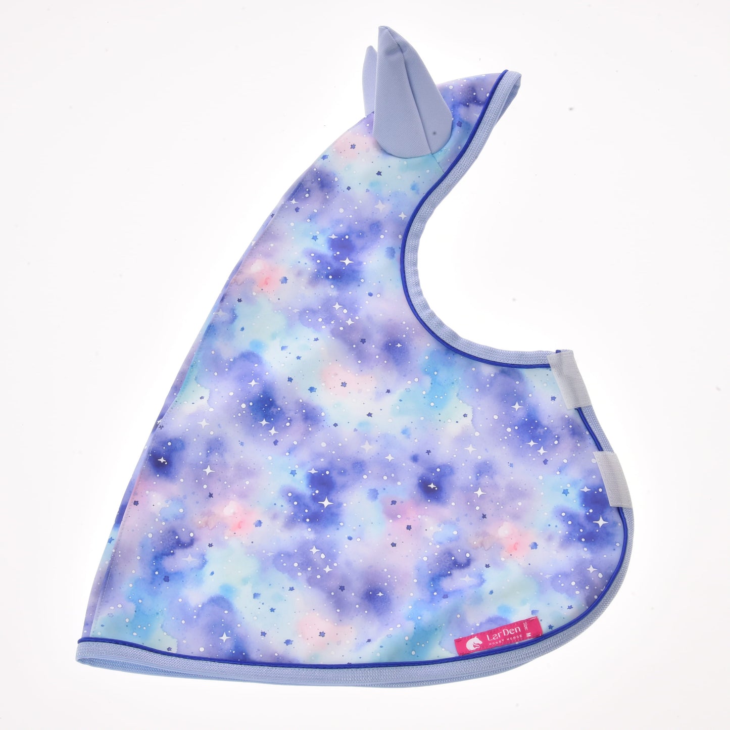 Hobby Horse LarDen „Pláštěnka Space“ je pastelový bryndák s galaktickým vzorem, jednorožčím rohem a ušima, levandulovým lemem a pásky na suchý zip – ideální pro dodání hravosti vašim doplňkům pro Hobby Horse.