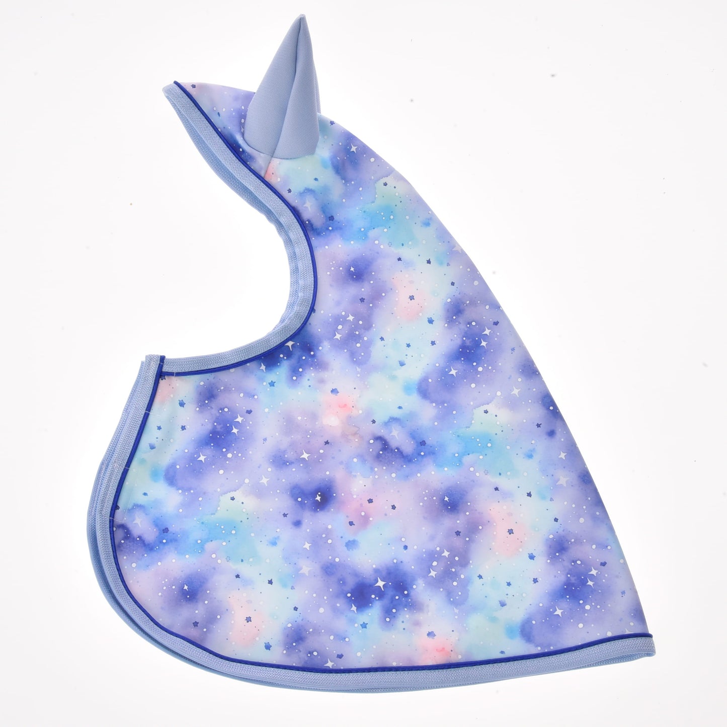 Hobby Horse LarDen Pláštěnka Space s pastelovým galaktickým vzorem s bílými hvězdami, jednorožčím rohem nahoře a světle modrým lemem na bílém podkladu. Tato hravá pláštěnka do každého počasí slouží zároveň jako roztomilý doplněk pro Hobby Horse.