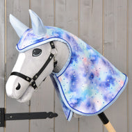 Hobby Horse LarDen Pláštěnka Space s plyšovým Hobby Horse s černou uzdečkou a pastelovou hřívou a kapucí s galaktickým vzorem v modré, fialové a růžové barvě s bílým tečkováním. Součástí je pláštěnka pro hru za každého počasí. Nasazeno na dřevěné tyči.