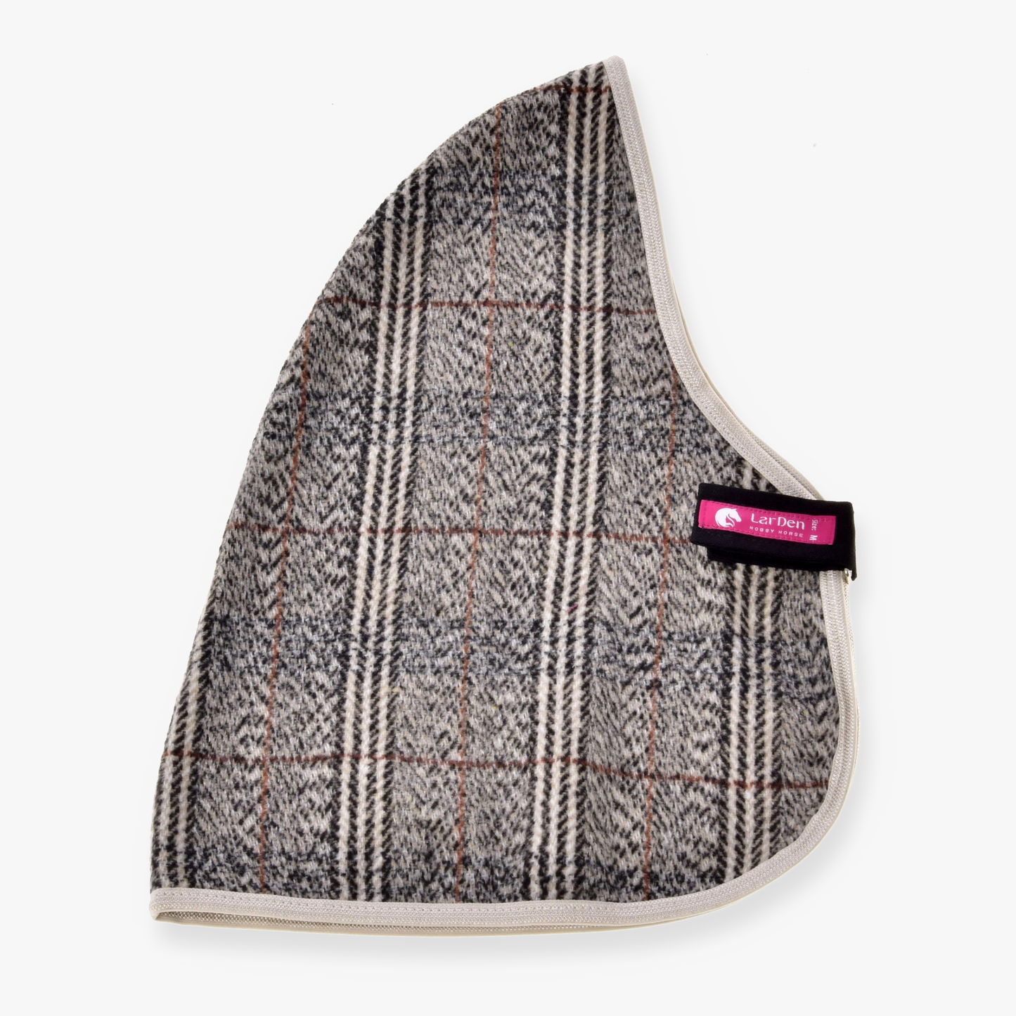 Šedobéžový kostkovaný kryt uší s bílým lemem a růžovým štítkem LeMieux na bílém pozadí, ideální ke kombinaci s vaší dekou Hobby Horse LarDen Stable Blanket Fine Check.