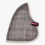 Šedobéžový kostkovaný kryt uší s bílým lemem a růžovým štítkem LeMieux na bílém pozadí, ideální ke kombinaci s vaší dekou Hobby Horse LarDen Stable Blanket Fine Check.