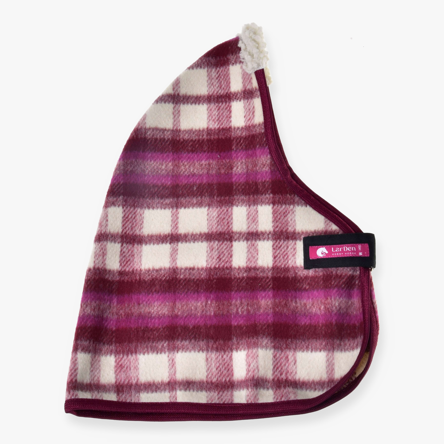Deka stájová LarDen od Hobby Horse LarDen, vínový, růžový a bílý kostkovaný fleecový kabátek pro psa s krémovým límcem podšitým sherpa materiálem a černým štítkem „LarlDen“, zobrazený na bílém pozadí.