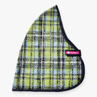 Deka stájová Lemon Blue, kostkovaný kabátek pro psa v zelené, modré a černé barvě s tmavým lemem a růžovým štítkem Lucy Dony. Inspirováno modelem Hobby Horse LarDen Stable Blanket Lemon Blue pro více stylu a pohodlí. Zobrazeno na bílém pozadí.