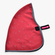 Deka stájová Raspberry od Hobby Horse LarDen, červená látková deka s šedým lemem a malými šedými puntíky, s černým popruhem a růžovým štítkem. Zobrazená rozložená naplocho na bílém pozadí.