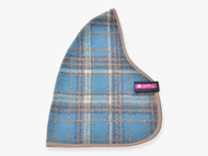 Deka stájová Scottish Cube od Hobby Horse LarDen, modro-béžová kostkovaná látka se zaoblenými trojúhelníkovými okraji, taupe lemem a malým růžovo-černým štítkem našitým na jedné straně.
