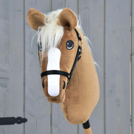 Hobby Horse Star s černou ohlávkou od Hobby Horse LarDen, s karamelovou srstí, bílou lysinou, krémovou hřívou a černou ohlávkou, na šedém dřevěném pozadí.
