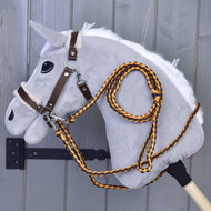 Set Perfect Combination Brown od Hobby Horse LarDen je půvabný hnědý Hobby Horse s měkkou hřívou, uzdečkou a pohodlnou ohlávkou s kožešinovým polstrováním na dřevěné tyči – roztomilý doplněk do vaší sbírky doplňků pro Hobby Horse.