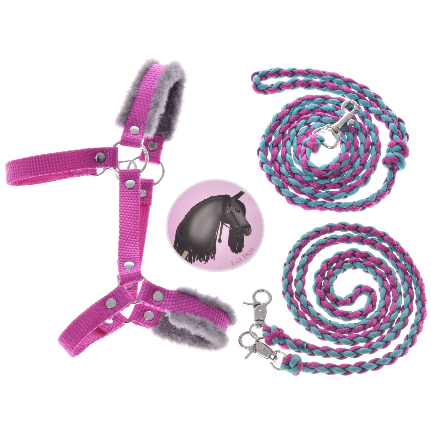 Set Perfect Combination Pink od Hobby Horse LarDen obsahuje růžovo-šedou ohlávku s kožešinovým polstrováním, dvě pletená modro-růžová vodítka se stříbrnými karabinami a kulatý odznak s černým koněm na růžovém podkladu – ideální doplňky pro hobby horse.