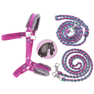 Set Perfect Combination Pink od Hobby Horse LarDen obsahuje růžovo-šedou ohlávku s kožešinovým polstrováním, dvě pletená modro-růžová vodítka se stříbrnými karabinami a kulatý odznak s černým koněm na růžovém podkladu – ideální doplňky pro hobby horse.