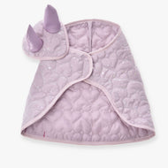 Set Sweetest Heart od Hobby Horse LarDen je prošívaná světle fialová pelerína pro mazlíčky se dvěma levandulovými rohy a texturou se vzorem srdcí s jemným třpytem, připomínající rozmarnou deku pro hobby horse, zobrazená naplocho na bílém pozadí.
