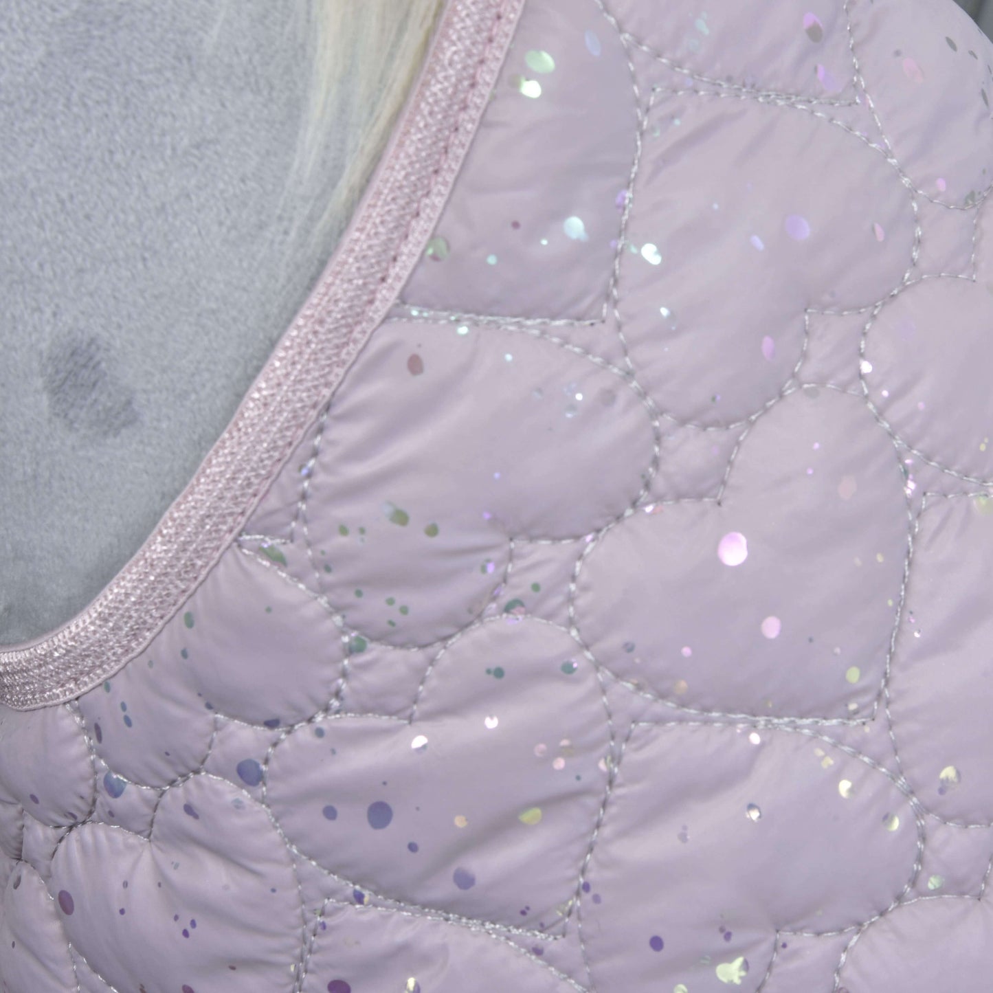 Detail prošívané lesklé světle fialové látky s duhovými flitry a třpytivým lemem ze Set Sweetest Heart od Hobby Horse LarDen, pravděpodobně součást deky nebo čabraky navržené pro ochranu koně.