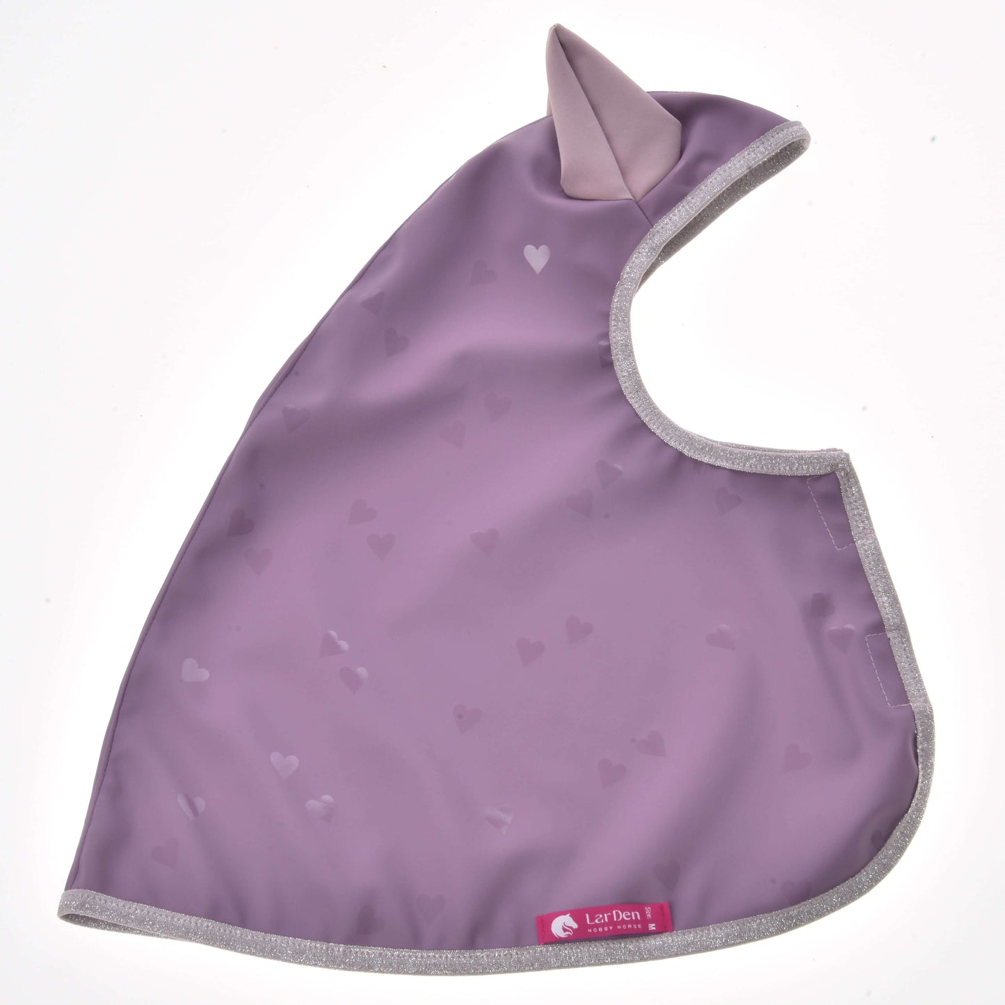 Pláštěnka Sweetheart od Hobby Horse LarDen, levandulový bryndák se srdíčkovým vzorem, šedým lemem, roztomilým látkovým uchem nahoře a růžovým štítkem s bílým textem – ideální jako roztomilý doplněk pro Hobby Horse.