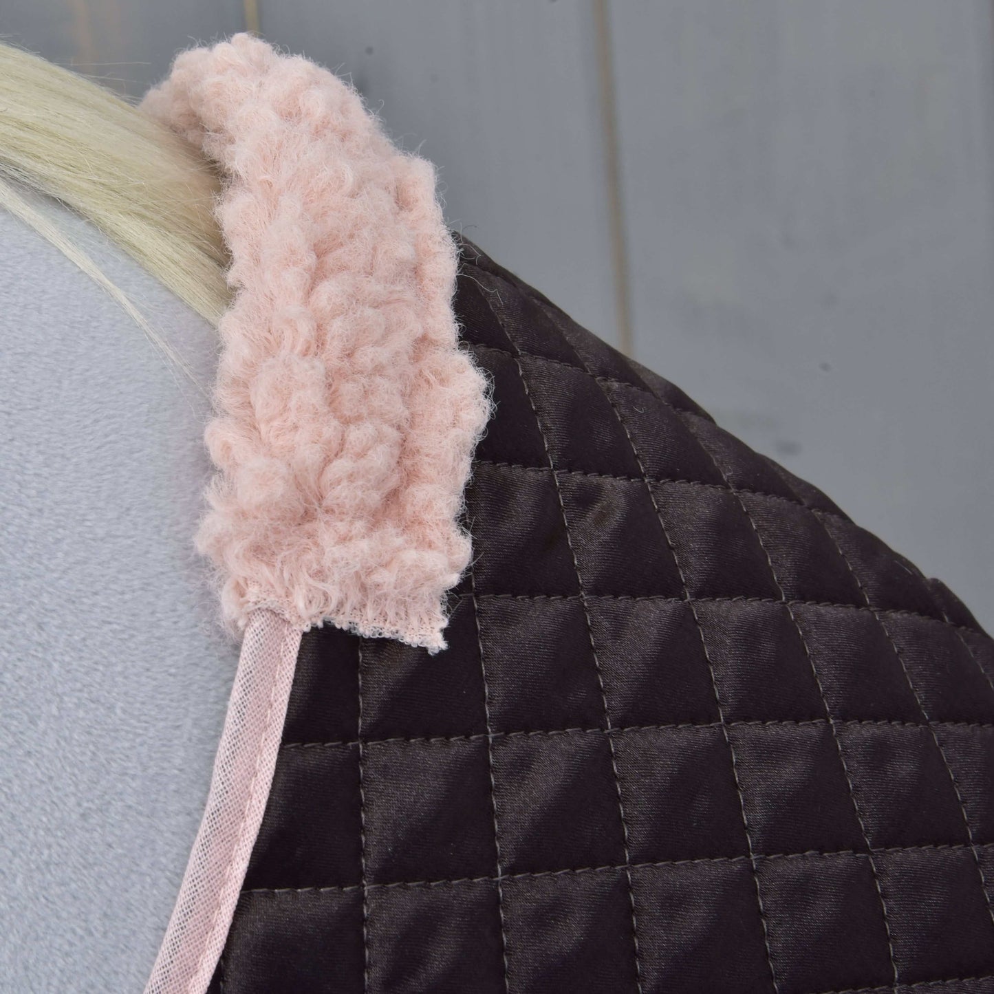 Detail Set Thermo Sweety od Hobby Horse LarDen s prošívanou tmavě hnědou látkou a jemně růžovým lemem, přehozený přes světle šedý povrch, ideální jako elegantní deka nebo dekorace pro vašeho Hobby Horse.