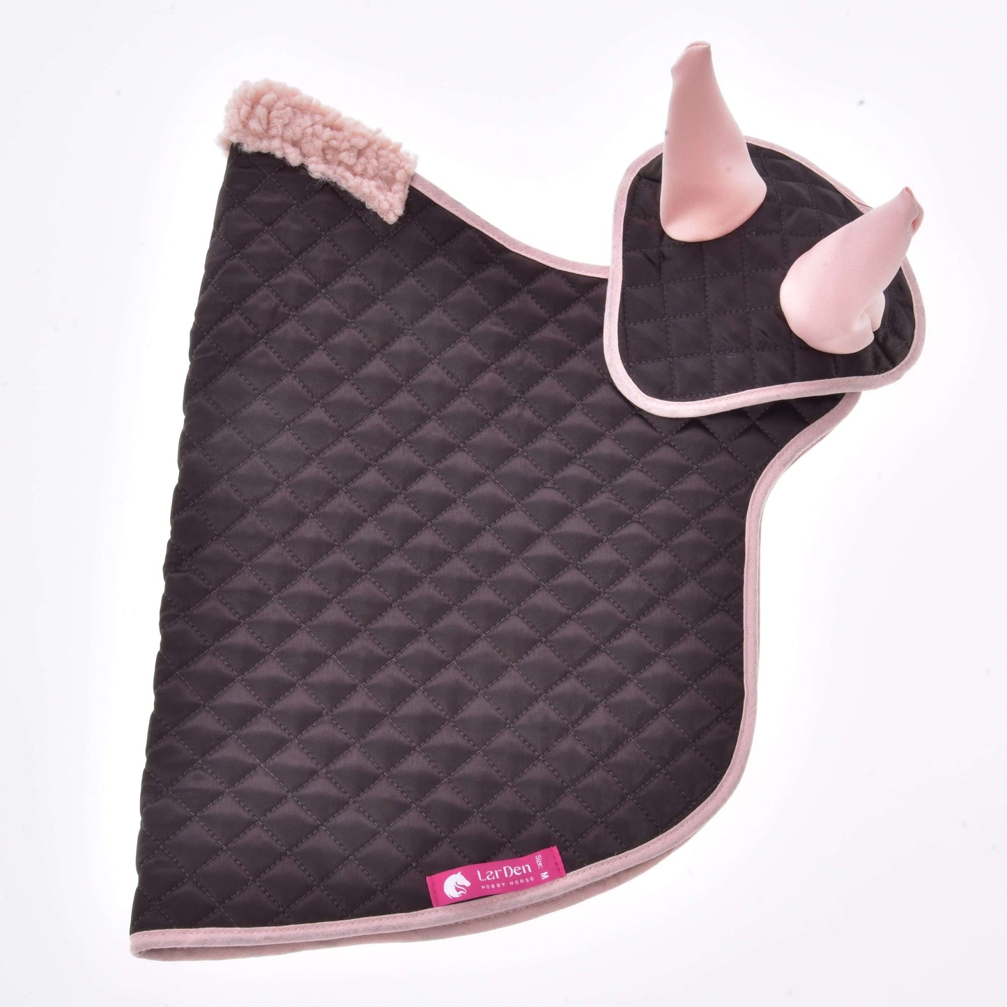 Set Thermo Sweety od Hobby Horse LarDen, černá prošívaná podsedlová dečka se světle růžovým lemem a ladící čabrakou s růžovými kryty uší, ideální pro dekoraci koně nebo Hobby Horse. Zobrazeno na bílém pozadí s růžovým štítkem s logem.