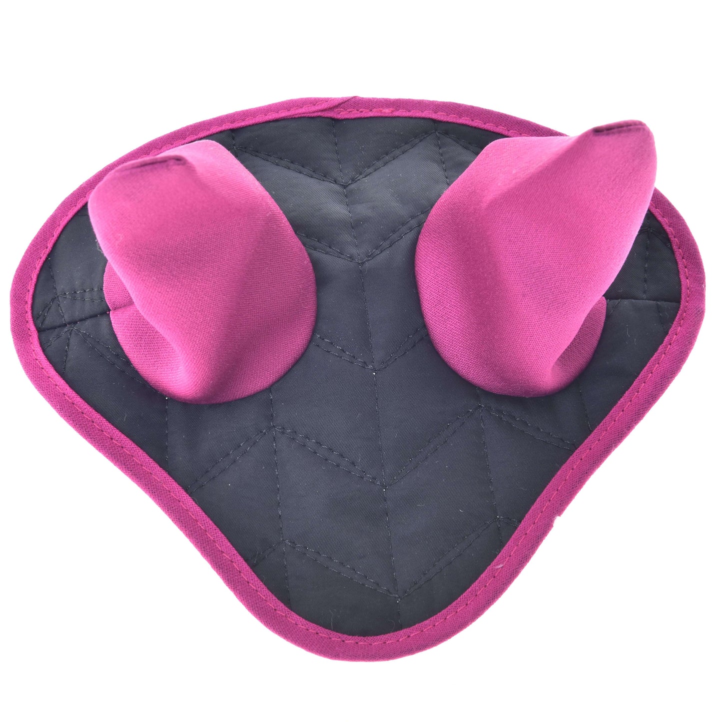 Set Thermo černý s kožíškem od Hobby Horse LarDen jako černá prošívaná čabraka s jasně růžovým lemem a dvěma špičatými růžovými polstrovanými ušima, ideální pro váš Hobby Horse.