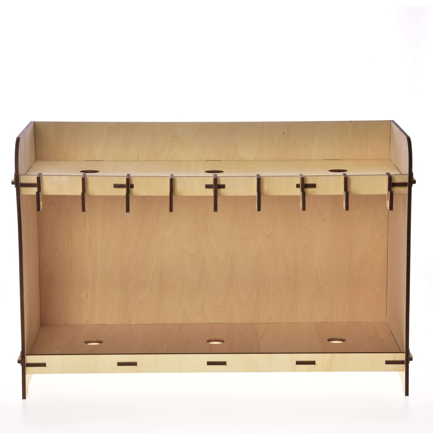 Stáj pro 3 koníky od Hobby Horse LarDen, překližkový stojan s háčky a sloty, světlým přírodním povrchem, plochou základnou s kruhovými otvory a otevřenou přední stranou, ideální pro organizaci nebo zavěšení věcí.