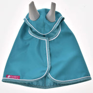 Pláštěnka Turquoise od Hobby Horse LarDen se světle modrým lemem, bílou paspulkou a růžovým štítkem značky na levém dolním okraji. Předvádí ji štěně se vztyčenýma ušima, je to ideální pláštěnka pro stylové psy.