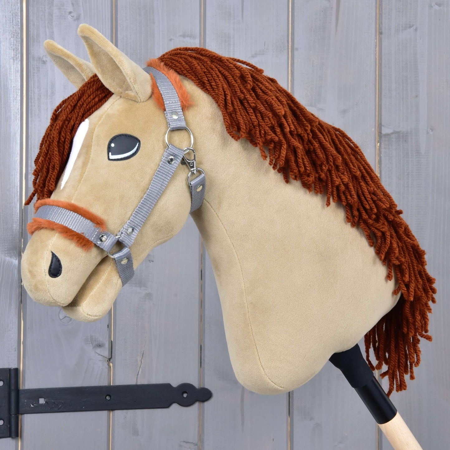 Hobby Horse Oliver s černou ohlávkou + ohlávkou s beránkem ZDARMA od Hobby Horse LarDen, s béžovou plstěnou hlavou, hnědou hřívou z příze, šedou uzdečkou a rukojetí z dřevěné tyče, zachycuje podobu oldenburského hřebce.