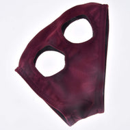 Maska bez uší Velvet od Hobby Horse LarDen je vínová sametová maska se dvěma velkými otvory na oči, zobrazená na bílém pozadí.