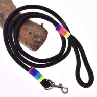Hobby Horse - vodítko Rainbow od Hobby Horse LarDen, černé provazové vodítko s barevnými růžovými, modrými, zelenými a žlutými částmi u rukojeti a stříbrné karabiny, stočené na dřevě, inspirované vodítky pro koně.