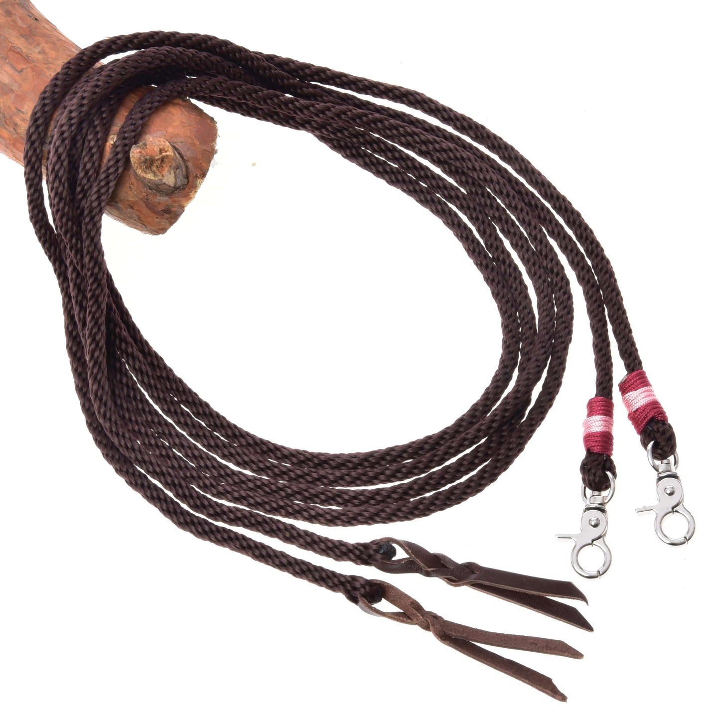 Westernové otěže Kansas rozdělené od Hobby Horse LarDen, tmavě hnědé otěže omotané kolem dřevěné tyče, s karabinami s růžovými a bílými nitěnými akcenty na jednom konci a koženými plácačkami na druhém.