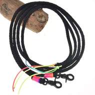Westernové otěže Texas rozdělené od Hobby Horse LarDen se dvěma černými pletenými šňůrami s černými karabinami, barevnými omoty nití a výraznými neonovými šňůrkami uvázanými u karabin, každá připevněná k dřevěnému dílu.