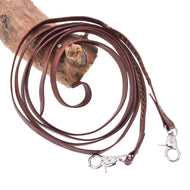 Westernové otěže Dark Brown od Hobby Horse LarDen se stočeným designem a kovovými klipy na obou koncích, vystavené na dřevě na bílém pozadí.