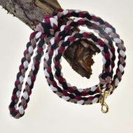 Hobby Horse - pletené vodítko černá/bílá/bordeaux od Hobby Horse LarDen, v černé, bílé a bordeaux barvě, zavěšené stočené přes větev stromu, se zlatou kovovou karabinou na jednom konci.