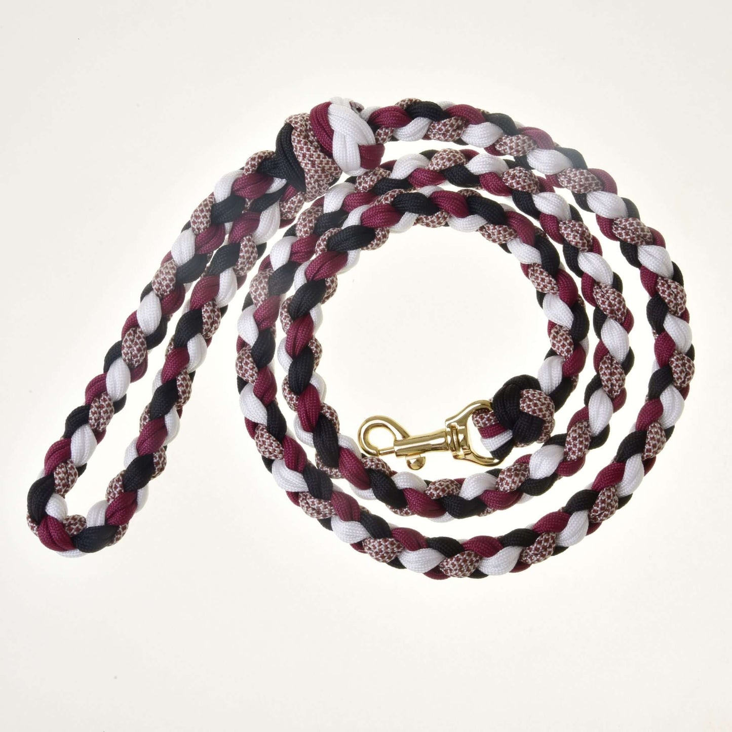 Hobby Horse - pletené vodítko černá/bílá/bordeaux od Hobby Horse LarDen, v černé, bílé a bordeaux barvě se zlatou kovovou karabinou, stočené na bílém pozadí – ideální jako stylové vybavení pro Hobby Horse nebo všestranné vodítko.
