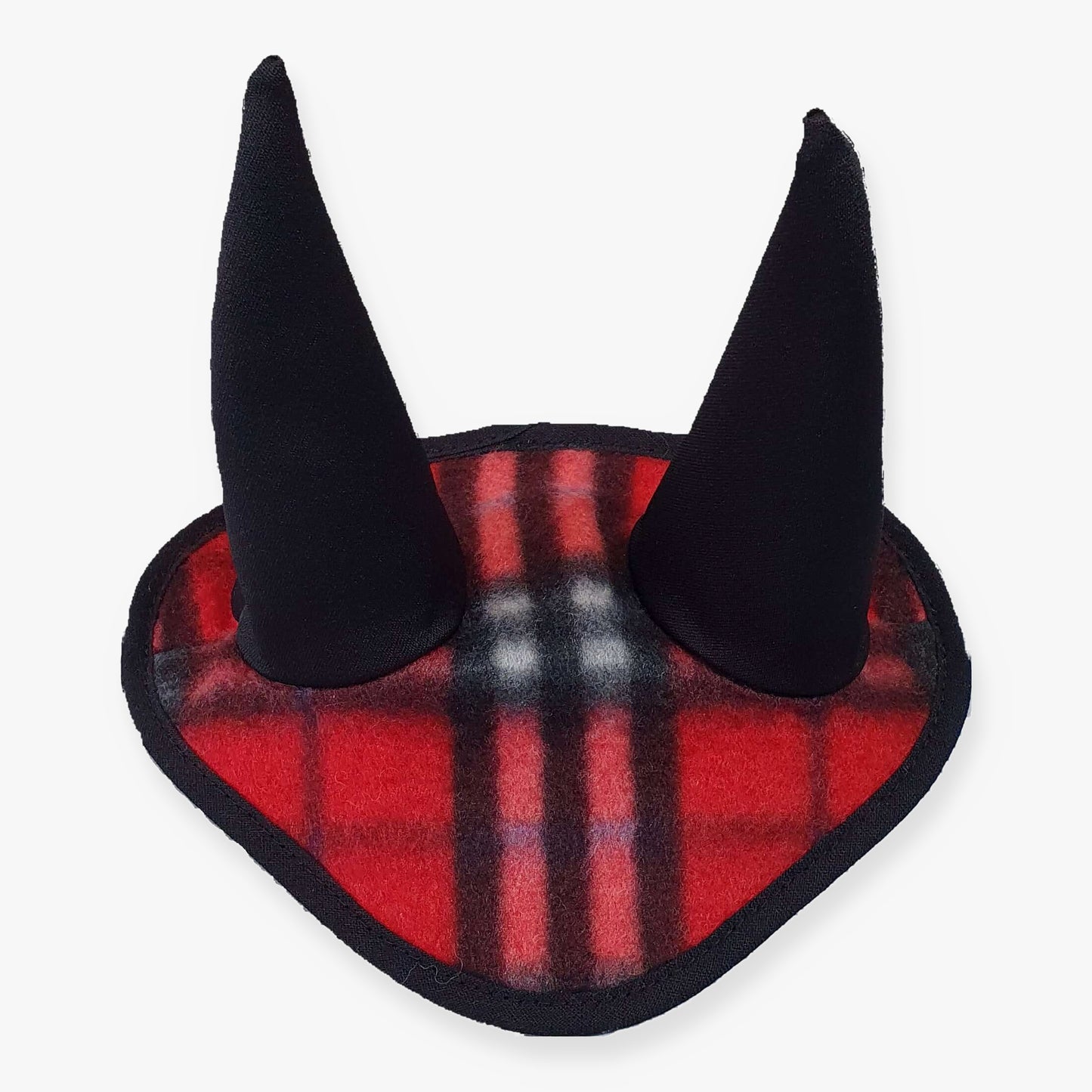 Čabraka kostka červená (fleece) (vel. M) od Hobby Horse LarDen s červeno-černou kostkovanou látkou a dvěma měkkými černými rohy, které dodávají hravý styl a netradiční ochranu proti hmyzu pro kostým vašeho Hobby Horse.