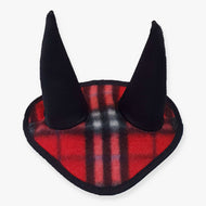 Čabraka kostka červená (fleece) (vel. M) od Hobby Horse LarDen s červeno-černou kostkovanou látkou a dvěma měkkými černými rohy, které dodávají hravý styl a netradiční ochranu proti hmyzu pro kostým vašeho Hobby Horse.