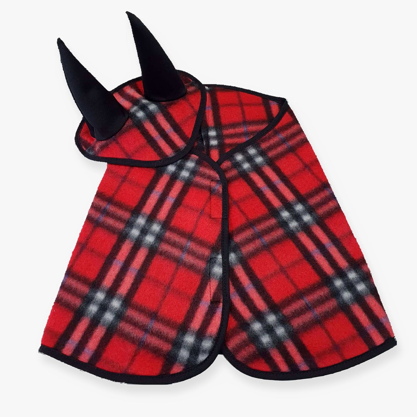 Set kostka červená, fleece (čabraka + deka) (vel. M) od Hobby Horse LarDen s červeno-černým kostkovaným vzorem, černým lemováním a dvěma vysokými černými rohy, zobrazený naplocho na bílém pozadí.