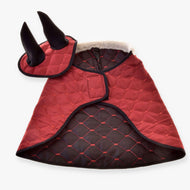 Set Thermo Bordeaux (čabraka + deka) od Hobby Horse LarDen obsahuje červeno-černou prošívanou deku s umělou kožešinou a ladící kapuci se dvěma velkými černými rohy, zobrazené na bílém pozadí.