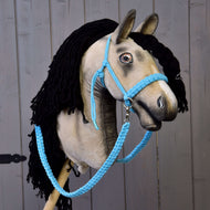 Provazový set Cotton Blue (vel. M) od Hobby Horse LarDen s ručně vyráběným Hobby Horse se šedým obličejem, černou přízovou hřívou a modrou bavlněnou ohlávkou na dřevěné tyči – perfektní pro doplnění jakékoli kolekce Hobby Horse.