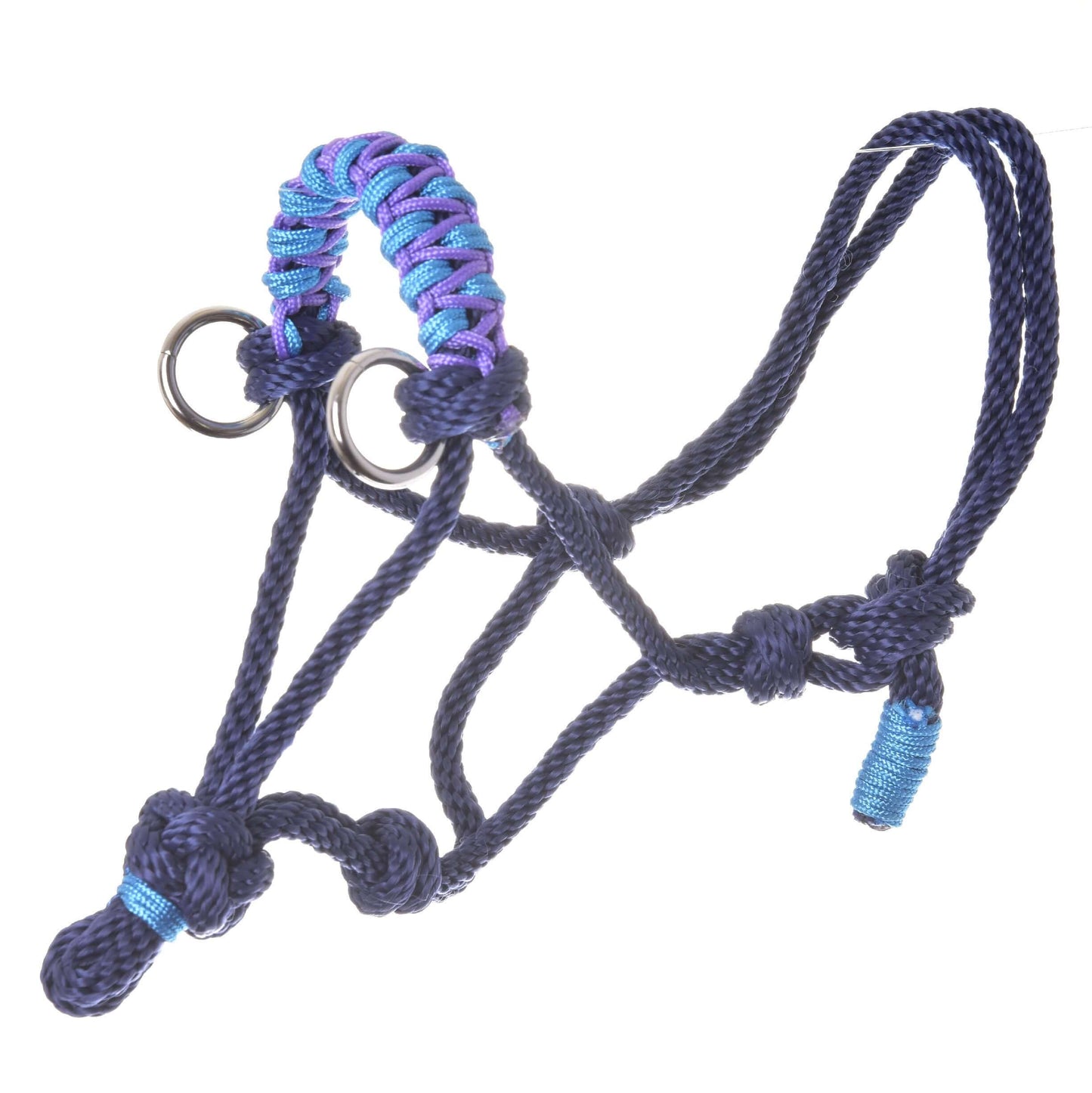 Provazový set Dark Blue od Hobby Horse LarDen obsahuje tmavě modrou provazovou ohlávku pro koně s fialovými a modrými tkanými akcenty, kovovými kroužky a nastavitelnými uzly – ideální doplněk do vaší kolekce základního jezdeckého vybavení.