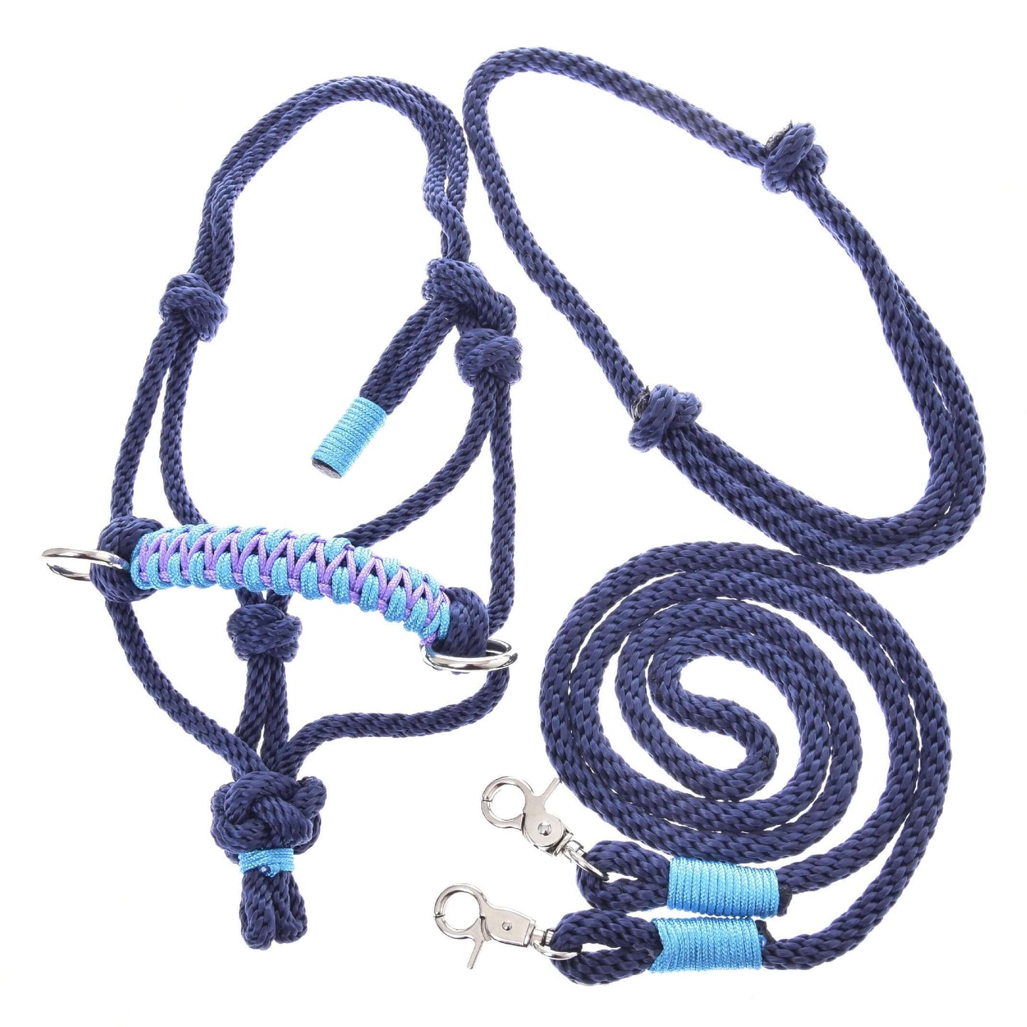 Provazový set Dark Blue od Hobby Horse LarDen obsahuje tmavě modrou provazovou ohlávku se světle modrými akcenty, stříbrnými kovovými kroužky a ladící vodicí šňůrou s kovovými karabinami – ideální jezdecké vybavení pro nadšence.