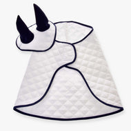 Set Thermo White (čabraka + deka) od Hobby Horse LarDen obsahuje bílou prošívanou deku s tmavým lemováním ve tvaru pláště a ladící čabraku se dvěma vztyčenými černými rohy.