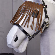 Detail šedo-bílého plyšového koně s Ohlávkou černou s hnědými třásněmi od Hobby Horse LarDen na dřevěném pozadí.