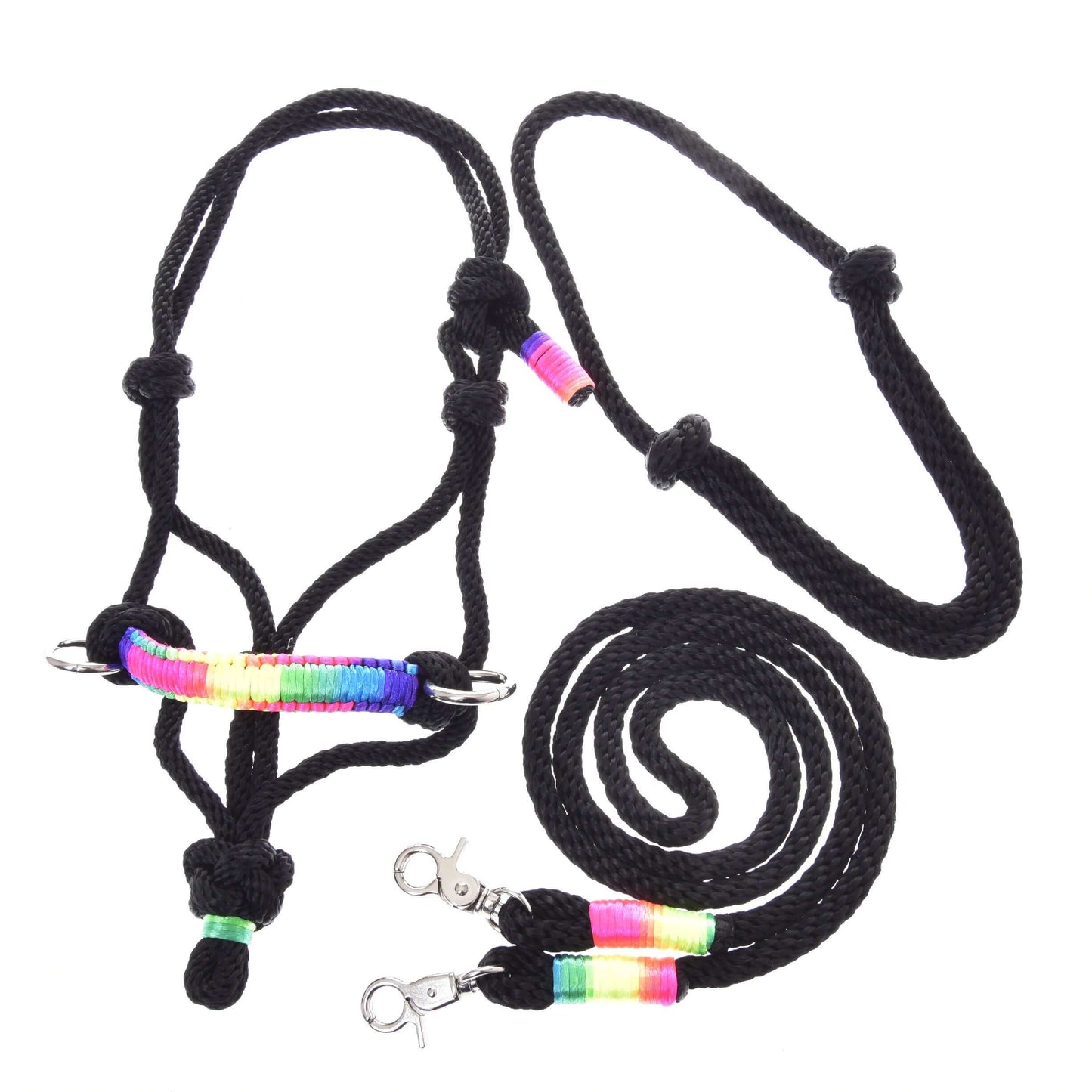 Provazový set Duha od Hobby Horse LarDen obsahuje černou ohlávku a vodítko s duhovými akcenty z nitě a kovovými karabinami, ideální pro aktivity s Hobby Horse, zobrazený na bílém pozadí.