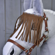 Ohlávka hnědá s třásněmi od Hobby Horse LarDen na šedém plyšovém Hobby Horse s bílou hřívou a ozdobnými třásněmi na čelence, na dřevěném pozadí.