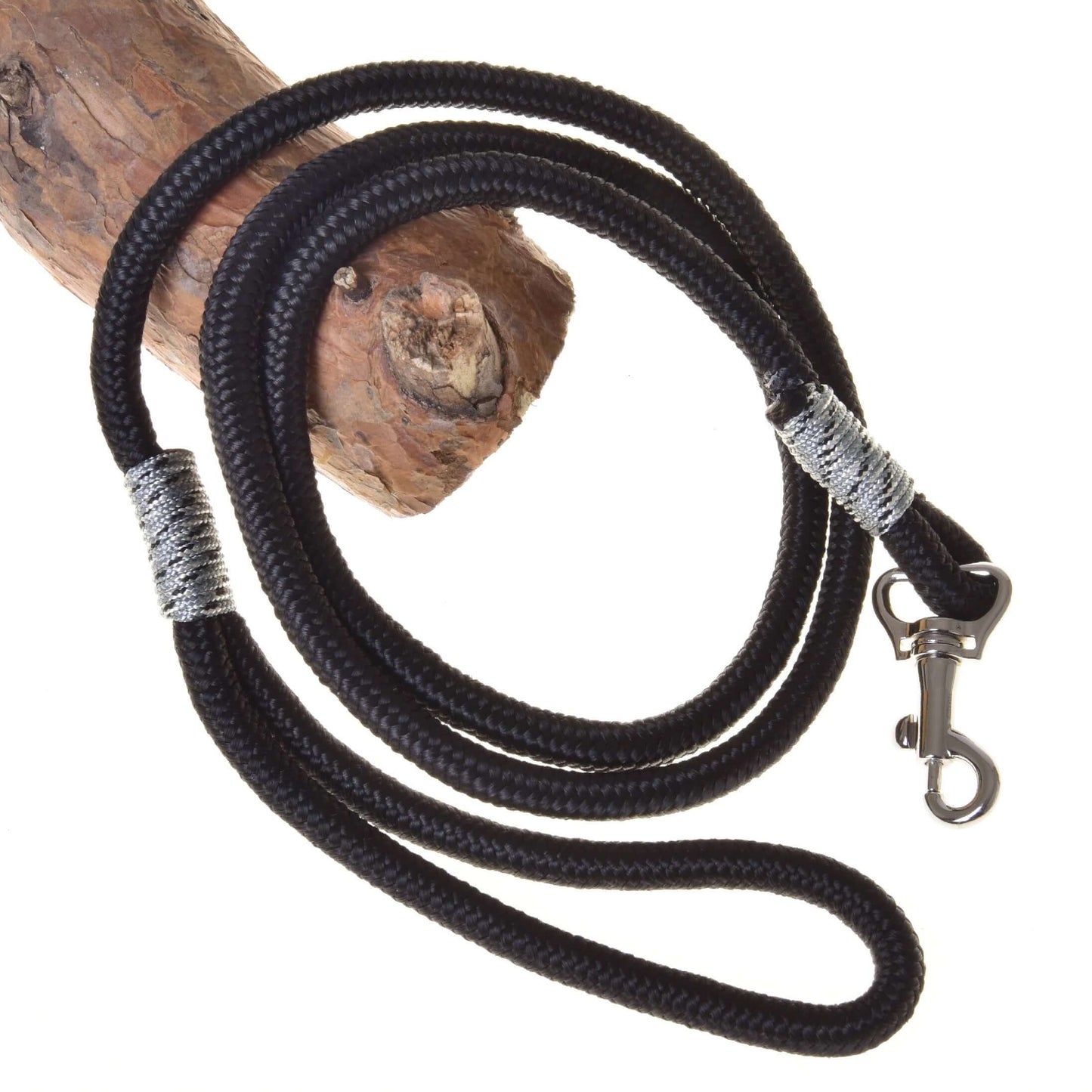 Hobby Horse - vodítko černé od Hobby Horse LarDen, černé lanové vodítko se stříbrně zesílenými konci a kovovou karabinou, stočené kolem kusu dřeva.