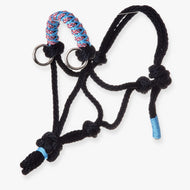 Parelka Summer od Hobby Horse LarDen, černý koňský doplněk s modrým a červeným výpletem na nánosníku, modrými detaily na podbradní části a zavazovacích koncích, s kovovými kroužky pro připnutí.