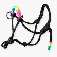 Parelka Duha od Hobby Horse LarDen, černá provazová ohlávka s duhovými akcenty na nánosníku a lícnicích, nastavitelnými uzly a kovovými kroužky, ideální pro skutečné koně i fanoušky Hobby Horse.