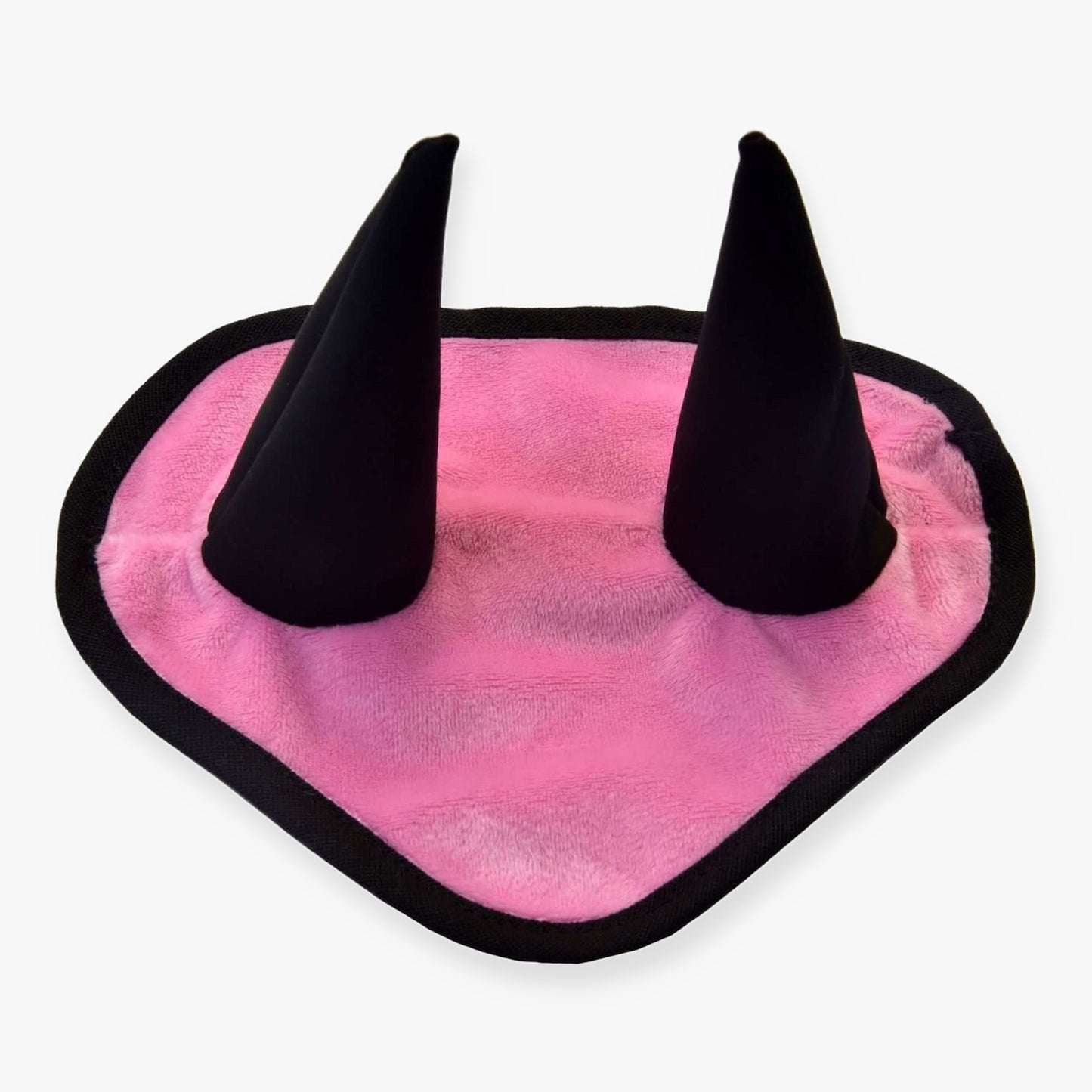 Hobby Horse LarDen Čabraka Rosa je růžová plyšová podložka ve tvaru srdce s černým lemem a dvěma vztyčenými černými rohy – ideální pro hravou zábavu s Hobby Horse nebo pro ozvláštnění ochrany proti mouchám pro vašeho koně.