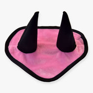 Hobby Horse LarDen Čabraka Rosa je růžová plyšová podložka ve tvaru srdce s černým lemem a dvěma vztyčenými černými rohy – ideální pro hravou zábavu s Hobby Horse nebo pro ozvláštnění ochrany proti mouchám pro vašeho koně.