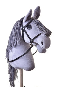 Černá uzdečka s otěžemi z popruhu od Hobby Horse LarDen na šedém plyšovém Hobby Horse s dlouhou přízovou hřívou, nasazeném na dřevěné tyči a vyfotografovaném na bílém pozadí.